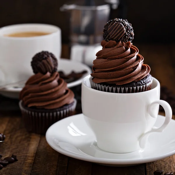 Cupcake al cioccolato gourmet con una caramella in cima — Foto Stock