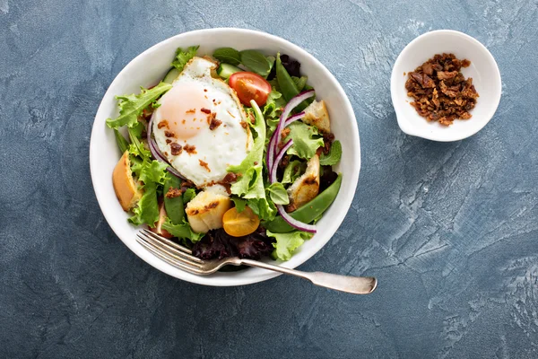 Salada de café da manhã com ovos e bacon — Fotografia de Stock
