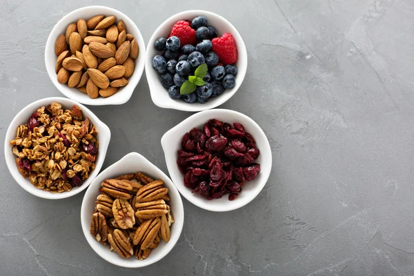 Variedad de desayuno en tazones pequeños — Foto de Stock