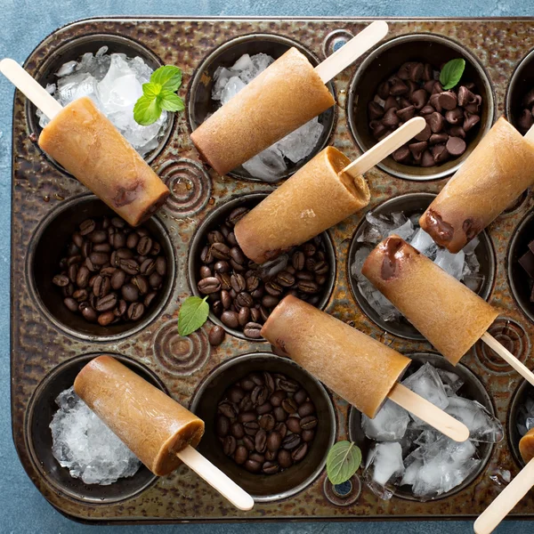 Çikolata fudge ile kahve ve krem popsicles — Stok fotoğraf