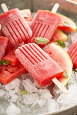 Karpuz ve çilek popsicles