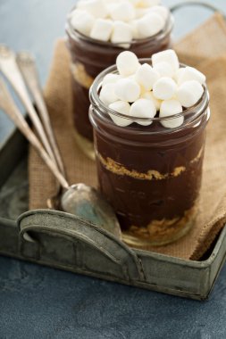 Smores çikolatalı puding bir kavanoz içinde