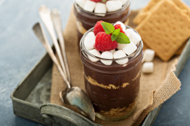 Smores çikolatalı puding bir kavanoz içinde
