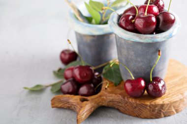 Bir fincan taze tatlı kiraz