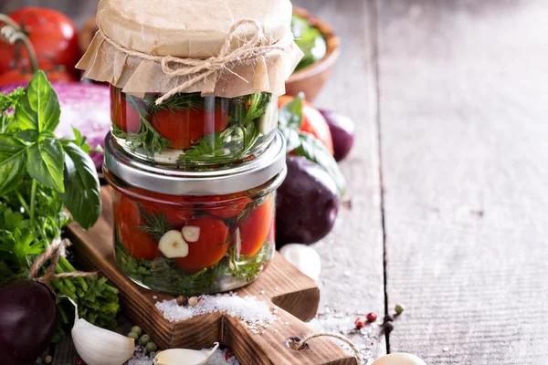 Tomates salados con hierbas y ajo — Foto de Stock