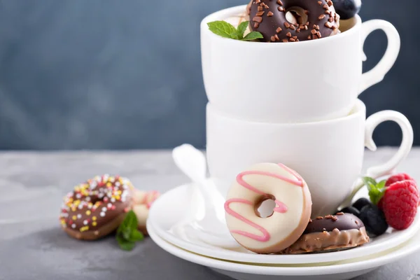 Маленькі барвисті пончики в білій чашці — стокове фото