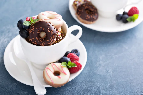 Маленькі барвисті пончики в білій чашці — стокове фото
