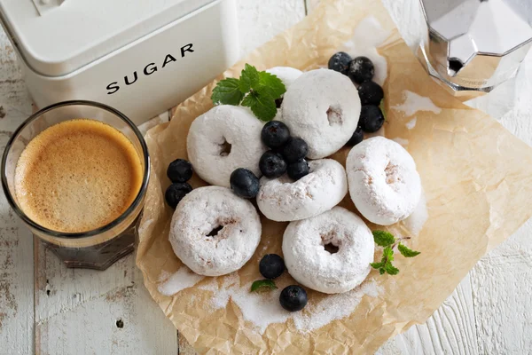 Kleine donuts in poedersuiker — Stockfoto