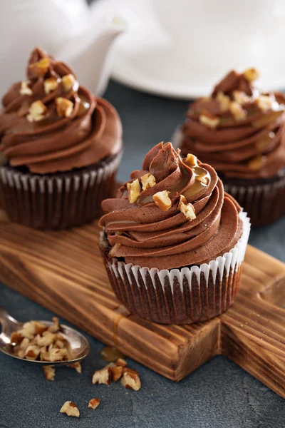 Schokolade Karamell Cupcake mit Nüssen — Stockfoto