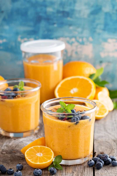 Orangen-Mango-Smoothie mit Müsli — Stockfoto