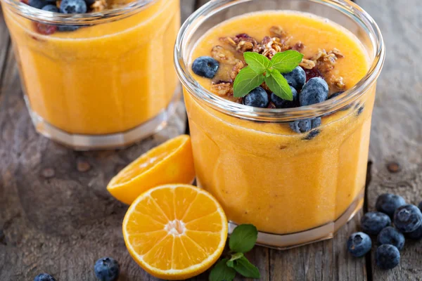 Batido de naranja y mango con granola —  Fotos de Stock