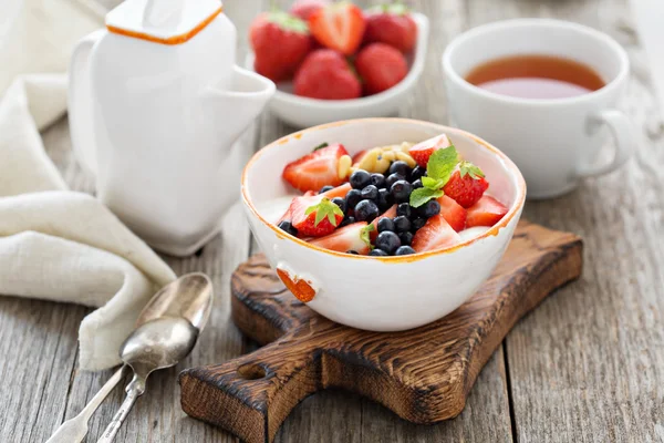Görög joghurtot tálba a friss bogyós gyümölcsök és diófélék — Stock Fotó