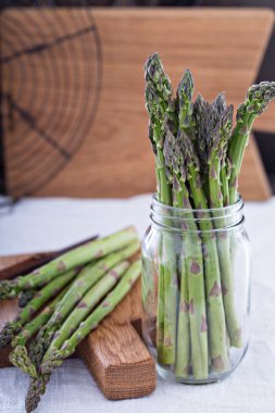 OG taze yeşil kuşkonmaz kavanozda demet