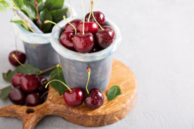 Bir fincan taze tatlı kiraz