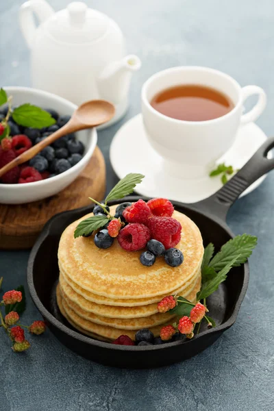 Taze çilek ile kabarık buttermilk pancakes — Stok fotoğraf