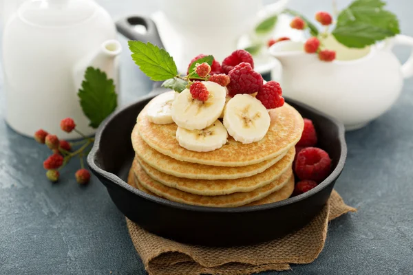 Frittelle al latticello morbide con banane — Foto Stock