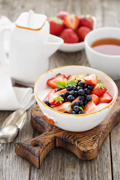 Tigela de iogurte grego com frutas frescas e nozes — Fotografia de Stock