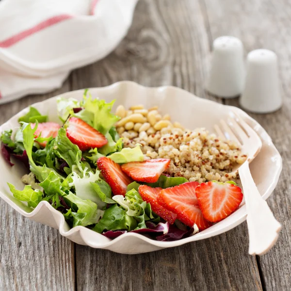 Salade de quinoa aux fraises et légumes verts — Photo