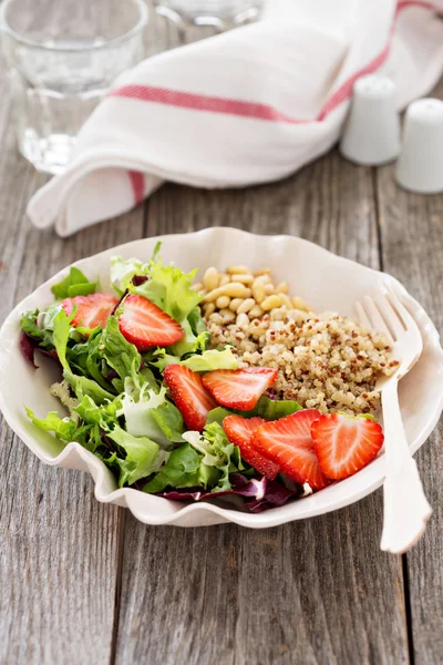 Quinoa salad with strawberries and greens — Stock Photo, Image