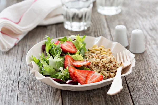 Quinoa salad with strawberries and greens — Stock Photo, Image