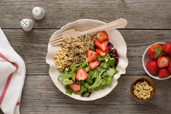 Quinoa salade met aardbeien en greens — Stockfoto