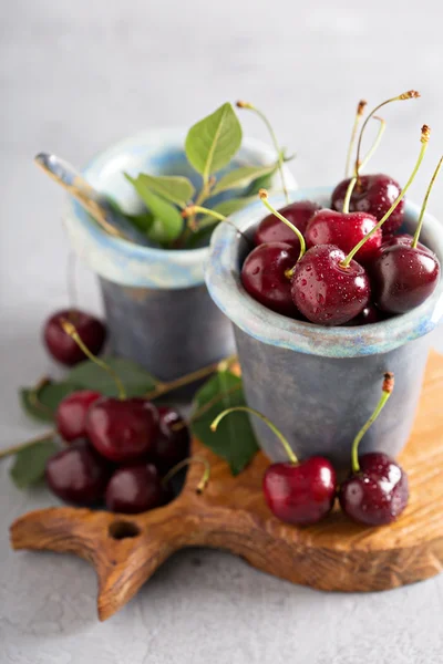 Cereza dulce fresca en una taza —  Fotos de Stock