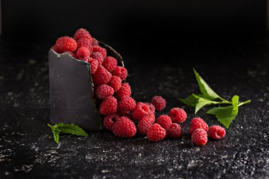 Siyah Kupası'nda taze tatlı ahududu