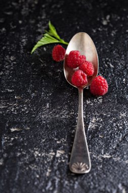 Vintage bir kaşık taze ahududu