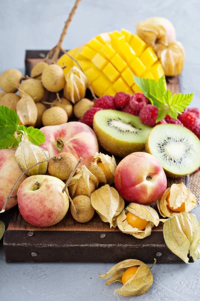 Friss és érett trópusi gyümölcs Terméktanács — Stock Fotó