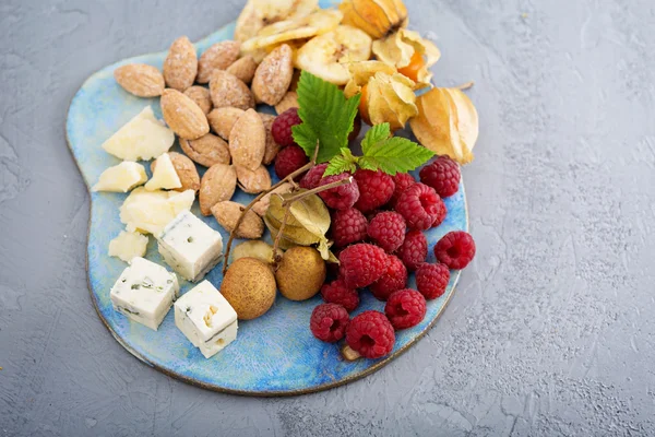 Fruit and nuts cheese board — Stock Photo, Image