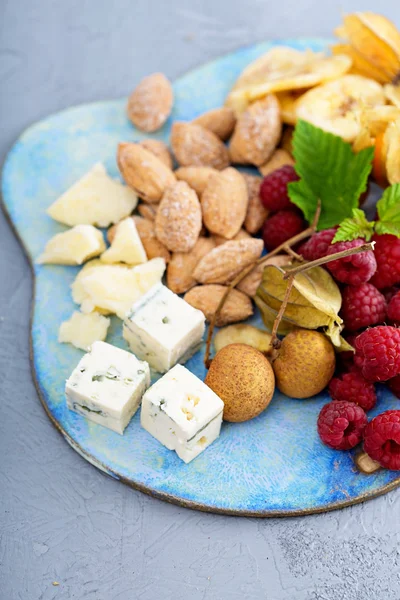 Fruit and nuts cheese board — Stock Photo, Image