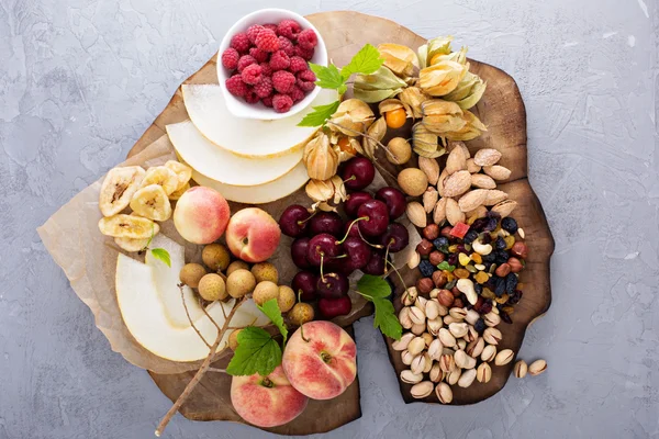 Fruit and nuts snack board — Stock Photo, Image