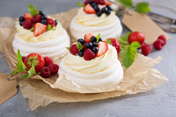 Bolos Pavlova com creme e bagas frescas — Fotografia de Stock