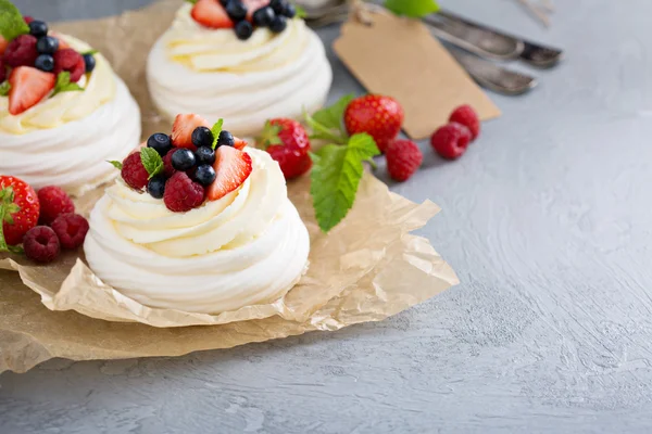 Bolos Pavlova com creme e bagas frescas — Fotografia de Stock