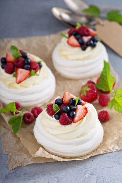 Павлова тістечка з кремом і свіжі ягоди — стокове фото