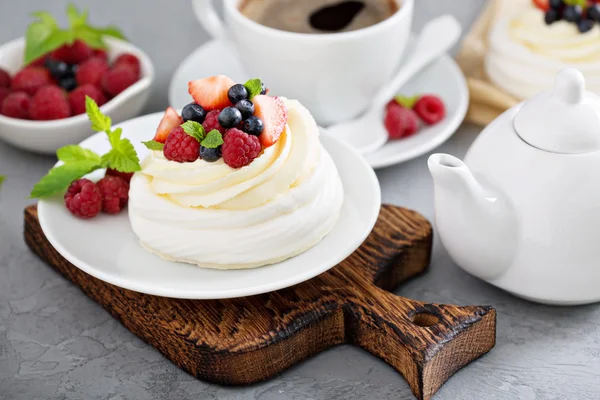 Pavlova süteményeket tejszín és a friss bogyós gyümölcsök — Stock Fotó