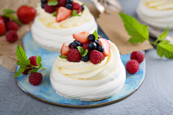 Pavlova süteményeket tejszín és a friss bogyós gyümölcsök — Stock Fotó