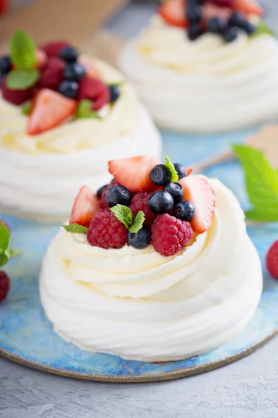 Pavlova taart met room en verse bessen — Stockfoto