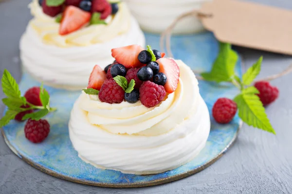 Pavlova süteményeket tejszín és a friss bogyós gyümölcsök — Stock Fotó