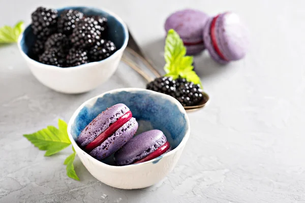 Macarrones franceses sobre una mesa gris — Foto de Stock