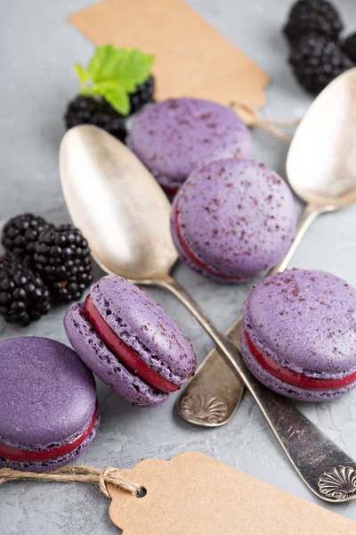 Macarrones franceses sobre una mesa gris — Foto de Stock