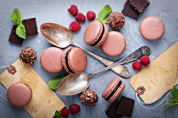 Macarons français au chocolat avec garniture ganache — Photo