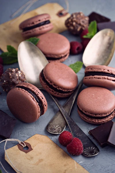 Macarons français au chocolat avec garniture ganache — Photo