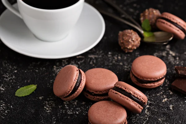 Macarons français au chocolat avec garniture ganache — Photo