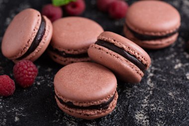 Çikolata ve ahududu macarons ile doldurma ganache Fransız