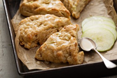 Yoğurt elma çörek elma şarabı sır ile