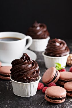 Kalın ve parlak buzlanma ile çikolata cupcakes
