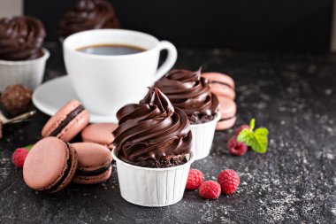 Kalın ve parlak buzlanma ile çikolata cupcakes