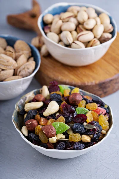Nueces y frutas mezcladas en un tazón — Foto de Stock