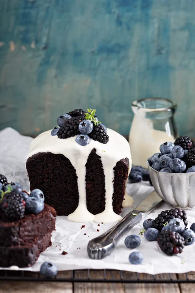 Bolo de bolo de chocolate com esmalte de iogurte grosso — Fotografia de Stock